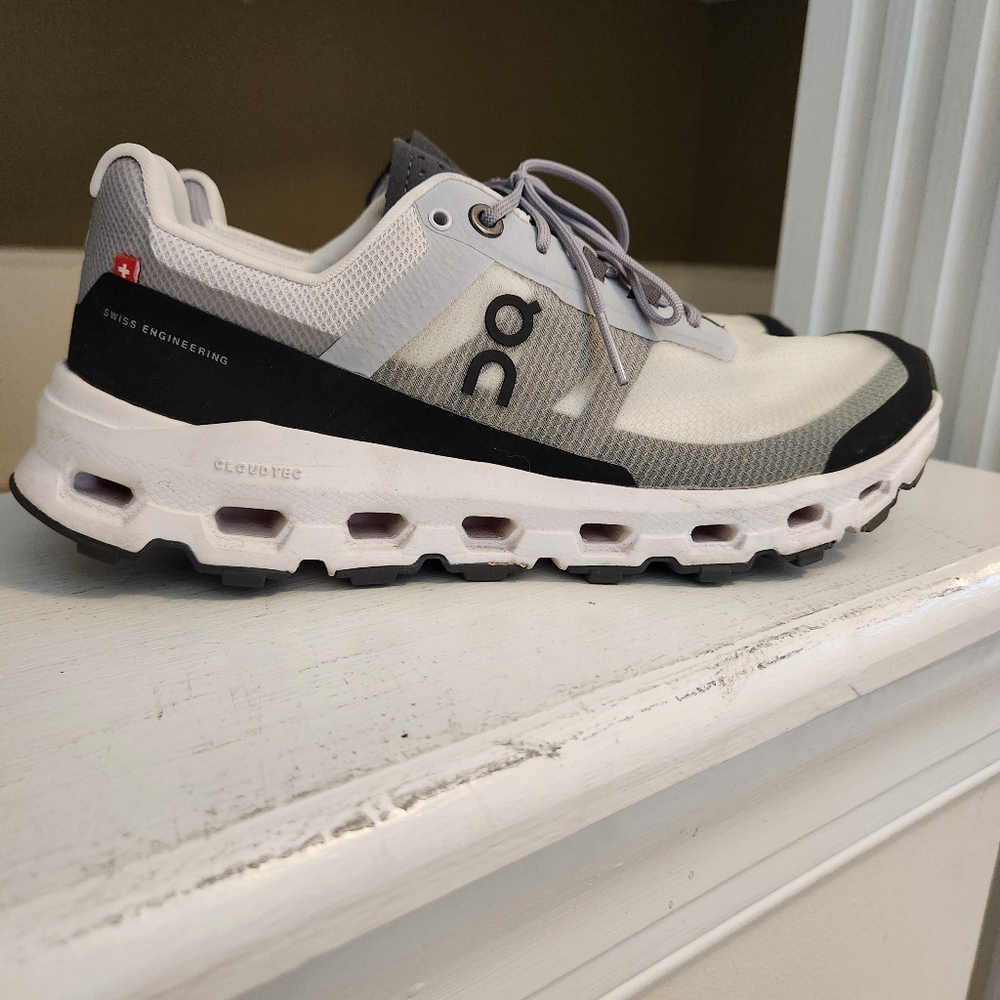 On Clouds (OC) size 8 (7.5)